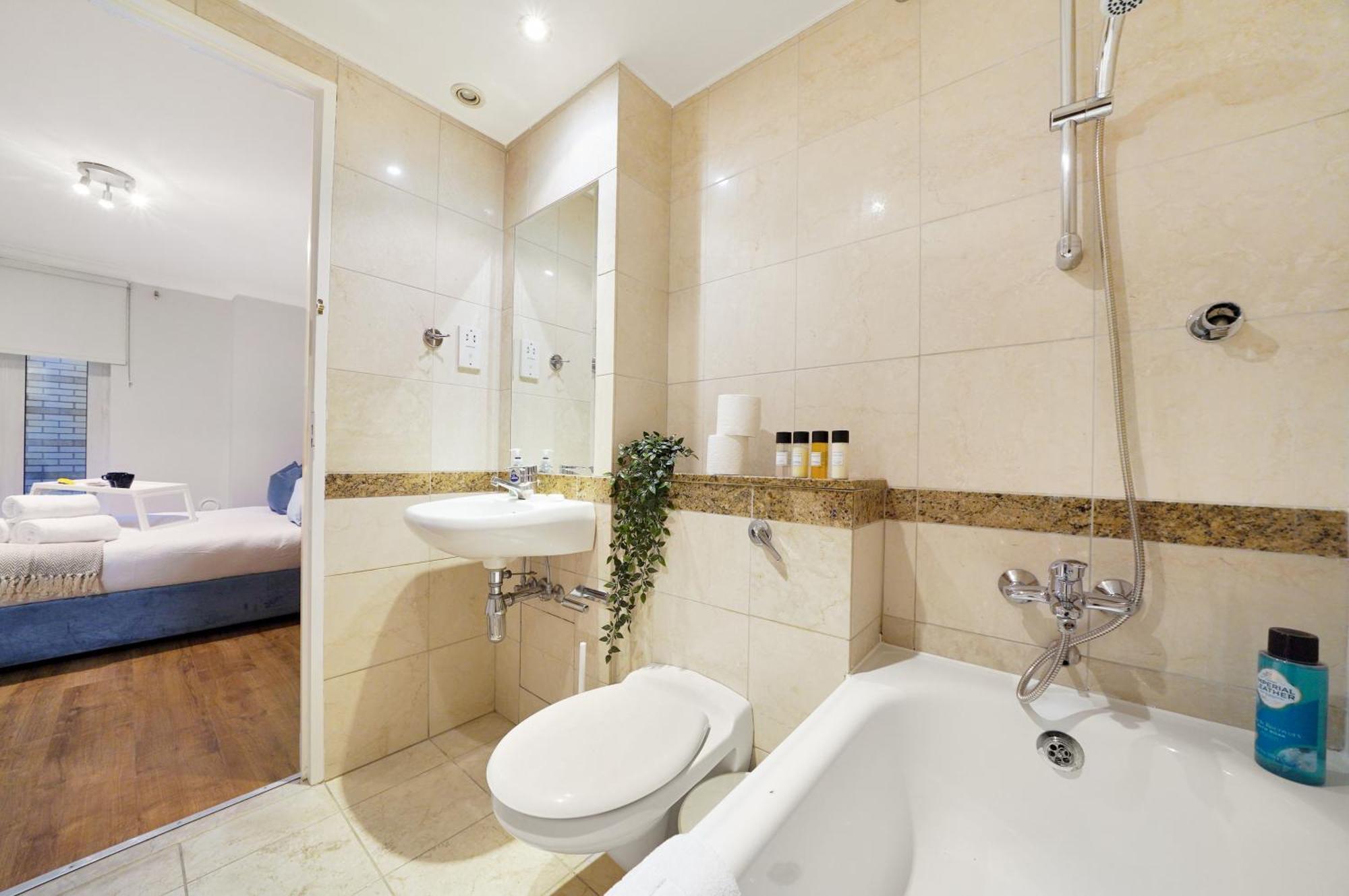 Appartamento Luxury 3-bed With Private Garden En-suites & Underground Parking Prime Nw6 Location *